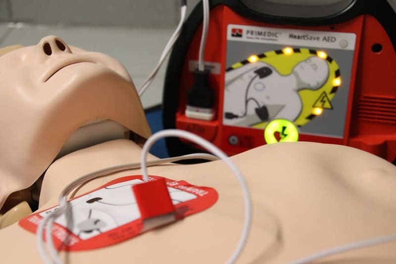 마네킹에 부착한 자동 AED