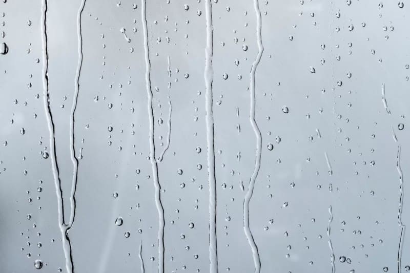 창문에 흐르는 빗줄기