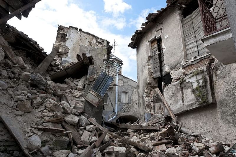 지진으로 무너진 건물
