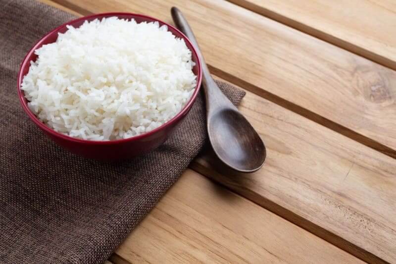 흰 쌀밥과 숟가락